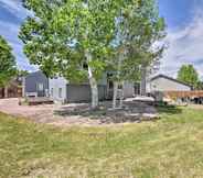 Others 2 Convenient Longmont Home w/ Hot Tub & Sauna!