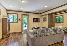 其他 4 Coos Bay Cottage w/ Fireplace & BBQ Patio!