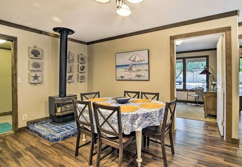 其他 Coos Bay Cottage w/ Fireplace & BBQ Patio!