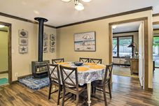 其他 Coos Bay Cottage w/ Fireplace & BBQ Patio!