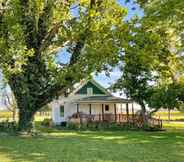 Others 6 Countryside Cottage w/ Large Yard Near Topeka