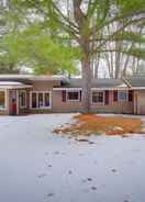 Imej utama Cozy Cottage w/ Sunroom - Walk to Higgins Lake!