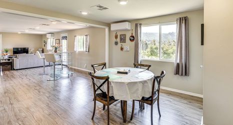 Others 2 Escondido Vineyard Estate: Walk to Wineries!