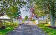 Others 7 Idyllic Appomattox Home w/ Porch & Rocking Chairs!