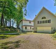 Others 4 Lake Home, 7 Mi to Swiss Valley Ski Resort!