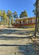 ภายใน Lavish Ruidoso Downs Home w/ Deck & Mtn Views