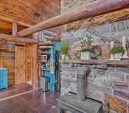 Khác 2 Caddo Log Cabin Retreat w/ Updated Interior!