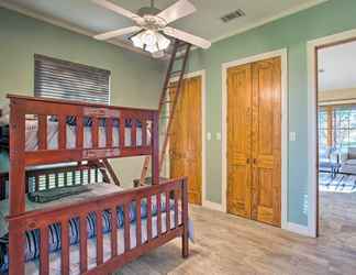 Khác 2 Charming Gainesville Retreat w/ Barn & Grill!