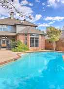 Imej utama Elegant Plano Home w/ Private Outdoor Pool!