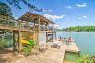 Others Lake Martin Cabin w/ Luxury Dock & Kayaks!