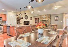 Others 4 Home w/ Community Pool - 2 Miles to The Island!