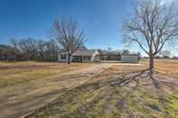 Others Charming Palmer Family Home on 5 Acres!