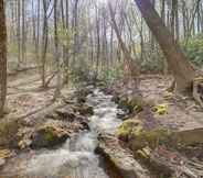 Lain-lain 4 Peaceful Sylva Cabin w/ Mtn Views & Creek!