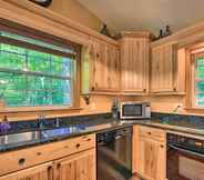 Lain-lain 3 Peaceful Sylva Cabin w/ Mtn Views & Creek!