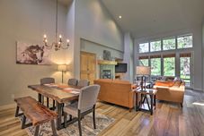 Others Bend Townhome w/ Golf Course Views & Private Deck!