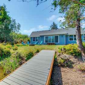 Interior1寵物友善湖畔景觀度假屋,448 Olympic View Ave NE飯店