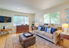 其他 3 Charming Indianola Home: Walk to Town!