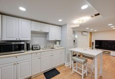 Others 5 Lovely Elmont Apartment - Walk to Bus Stop!