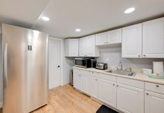 Others 7 Lovely Elmont Apartment - Walk to Bus Stop!