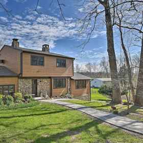 Interior1Lovely Highland Home w/ Pool & Hot Tub!,Home of Franklin D. Roosevelt National Historic Site飯店