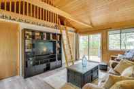 Lainnya Lakefront Cabin w/ Deck, Games, & Views!