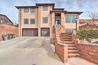 Lainnya Upscale Laramie Home w/ Hot Tub & Patio!