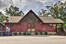 其他 Sevierville Cabin Stay w/ Spacious Deck!