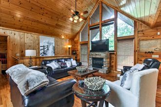 其他 4 Sevierville Cabin Stay w/ Spacious Deck!