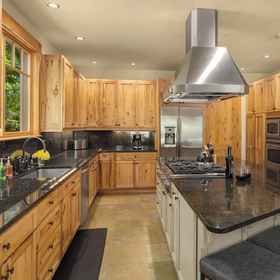 Interior 1 Hot Tub & Game Room: Home in Cle Elum, Khách sạn Washington