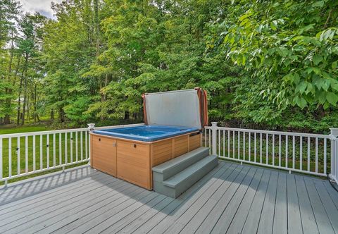 Lain-lain Woodstock Getaway w/ Hot Tub ~ 2 Mi to Dtwn!