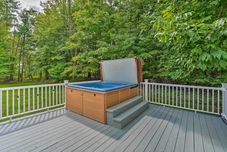 Lain-lain Woodstock Getaway w/ Hot Tub ~ 2 Mi to Dtwn!