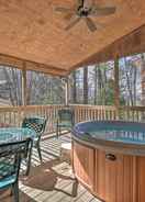 Imej utama North Carolina Retreat w/ Hot Tub, Deck & Fire Pit