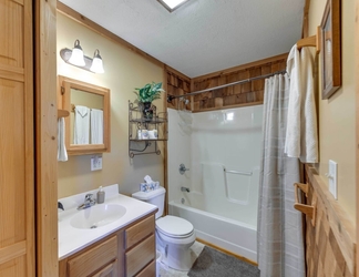 Others 2 Charming 'fox Den' Cabin in Whittier w/ Hot Tub!