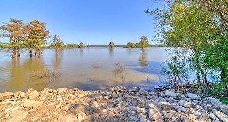 Lain-lain 2 Coffeeville Cabin w/ Deck ~ 7 Mi to Grenada Lk