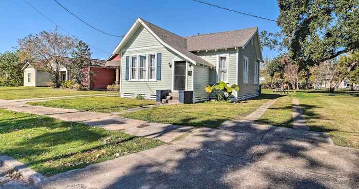 Others Lake Charles Cottage w/ Fireplace & Yard!