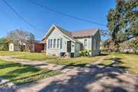 Lainnya Lake Charles Cottage w/ Fireplace & Yard!