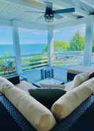 บริเวณนั่งเล่น Luxe Waterfront Home on Lake Michigan w/ Deck