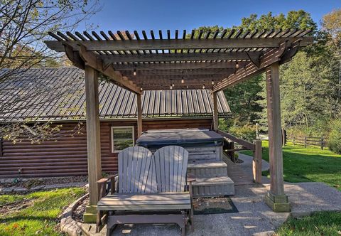 Others Rustic Dundee Log Cabin w/ Hot Tub & Forest Views!