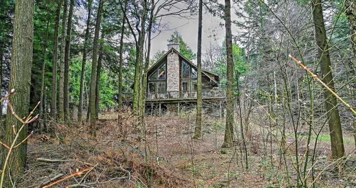 Lainnya Stamford Lakefront Home w/ Dock & Wraparound Deck!