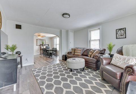 Others Tonawanda Apartment Steps to Niagara River!