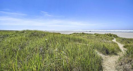 Others 2 Coastal PNW Gem w/ Hot Tub - Walk to Beach!