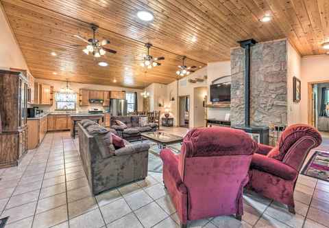 Lain-lain Spacious Stucco Home w/ Multi-level Patio!