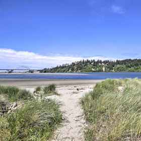 Interior 1 Waldport Townhome w/ Dog Run on Alsea Bay!, Governor Patterson Memorial State Recreation Site Hotels