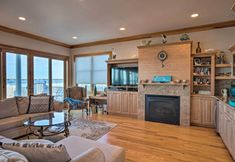 其他 7 Waterfront Home w/ Large Deck + Private Pool!