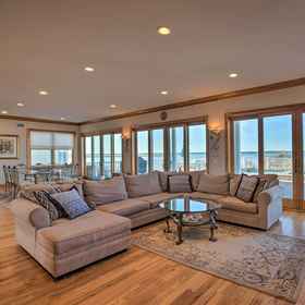 Primary image1濱水家庭度假屋,設有大型甲板和私人泳池!,The Villa at Westhampton: A Willow Ridge Senior Living Community飯店