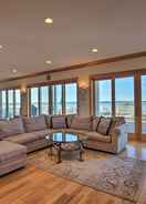 Ảnh chính Waterfront Home w/ Large Deck + Private Pool!