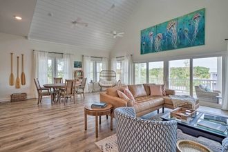 อื่นๆ 4 Upscale Oak Island Escape w/ 66-ft Veranda!