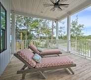 อื่นๆ 3 Upscale Oak Island Escape w/ 66-ft Veranda!