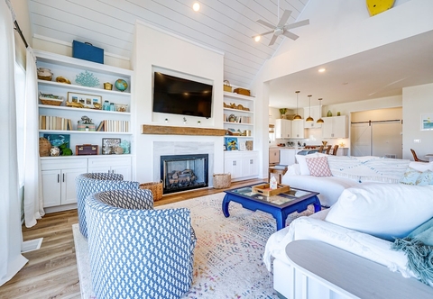 อื่นๆ Upscale Oak Island Escape w/ 66-ft Veranda!