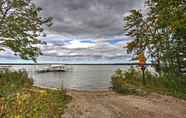 Lainnya 2 Cozy Alanson Cottage - Steps to Dock on Burt Lake!